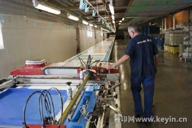 動則上萬的絲網印刷品,揭秘愛馬仕絲巾的制作過程_市場政策_科印印刷網